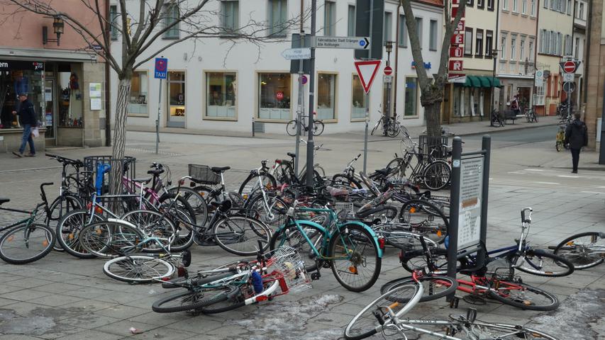 Nicht nur mit den Fahrrädern am Bahnhofvorplatz spielte "Egon" in der Hugenottenstadt Mikado...