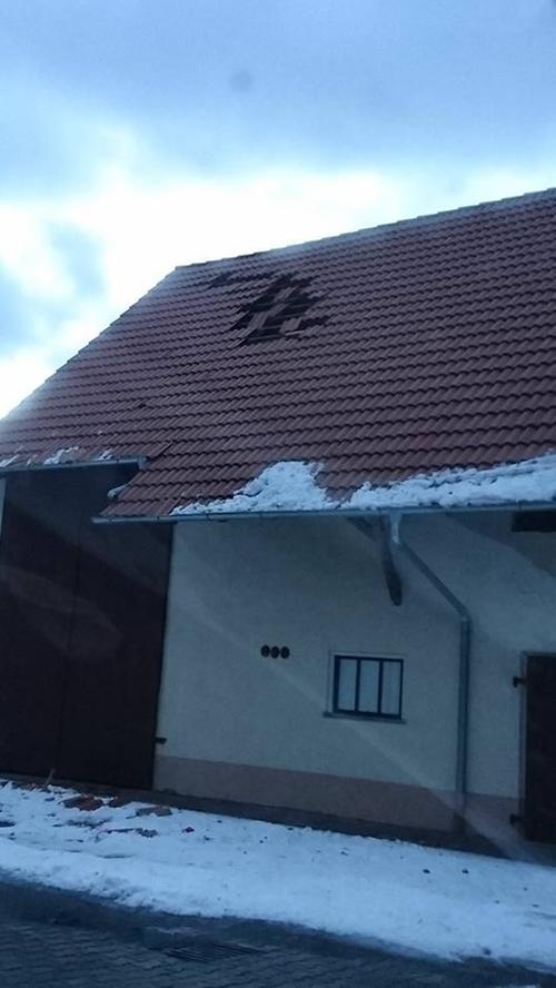 ..."Egon" deckte auch zahlreiche Dächer ab, wie hier in Eckental im Landkreis Erlangen-Höchstadt.