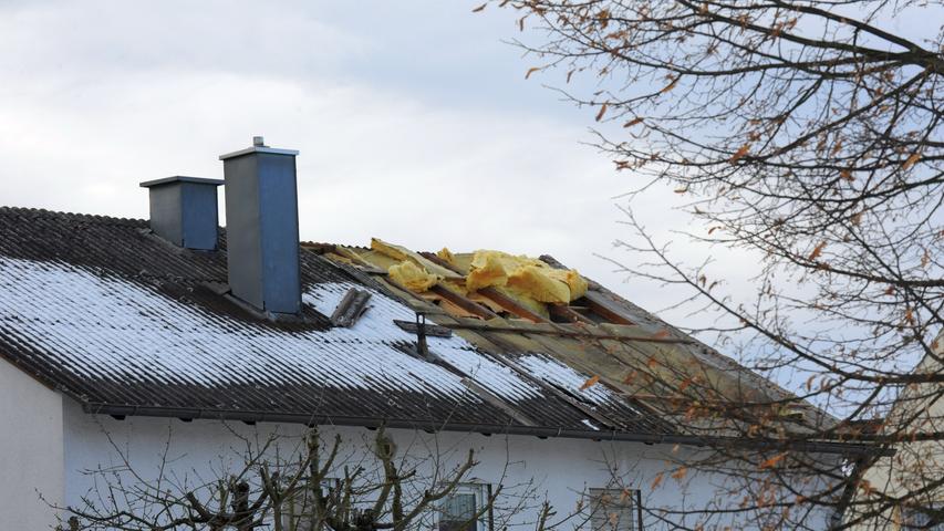 Im Neumarkter Stadtteil Pölling war der Schaden wesentlich gravierender. Hier riss der Sturm  neben den Dachziegeln auch die Isolierung heraus.