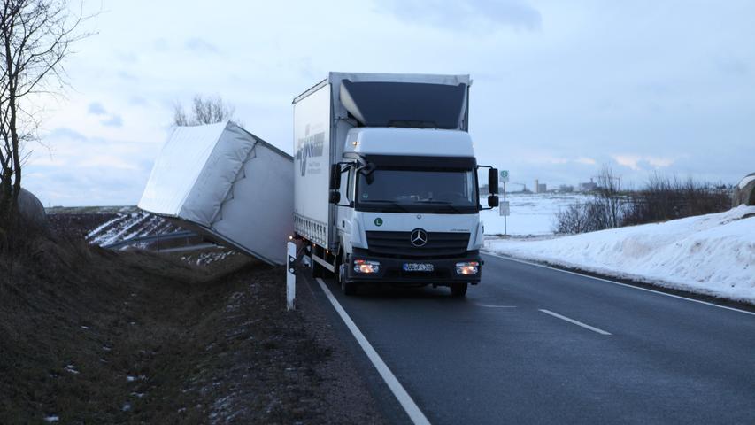 Sturmböe kippt Lastwagen bei Ansbach um 