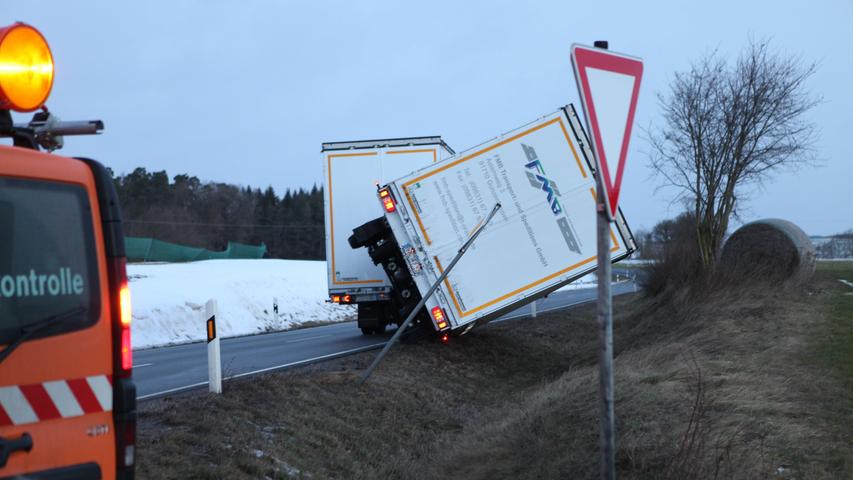 Sturmböe kippt Lastwagen bei Ansbach um 