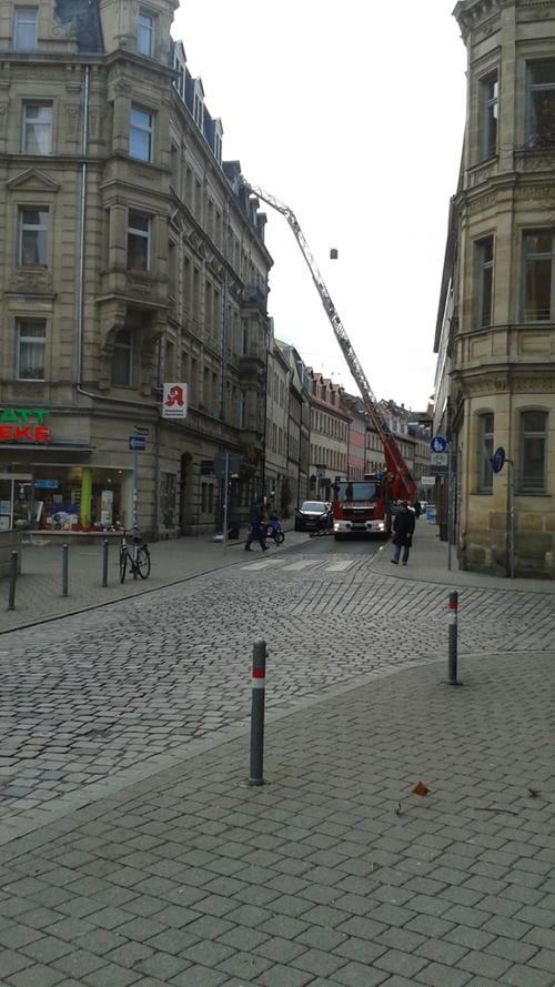 Feuerwehreinsatz wegen Sturmschäden am Dach in der Fürther Hirschenstraße gegenüber Technischem Rathaus.
