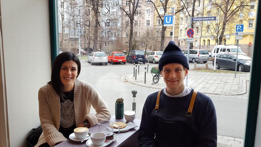 In der Café-Weinbar Kaulbach kann man eigentlich den ganzen Tag verbringen. Zumindest wird man nicht verdursten, servieren doch  Wirt Andreas und seine Kollegen am gleichnamigen Platz eine vielfältige Auswahl an Getränken. Am Morgen beispielsweise bietet sich der selbst geröstete Kaffee, ein weißer Tee oder ein Oolong-Tee an. Zur späteren Stunde lädt ein Gläschen Wein zum Verweilen ein. Ganz gleich zu welcher Uhrzeit, es scheint die Zeit läuft ein bisschen langsamer hier. Dazu gehört auch der Genuss eines Gänge-Menüs, das Andreas und sein Team hin und wieder anbieten.
 
 Paula, der das Ambiente sehr gefällt, ist beinahe jeden Tag dort. Für die Spanierin hat das "Café-Weinbar Kaulbach" einen großen Vorteil: "Ich wohne gleich um die Ecke." Gerade zu Beginn ihrer Zeit in Nürnberg habe sie kaum Freunde gehabt und dort gerne Zeit verbracht. Mittlerweile schaut sie jeden Tag vorbei, "um einen Cappuccino zu trinken, bevor ich zur Arbeit gehe."