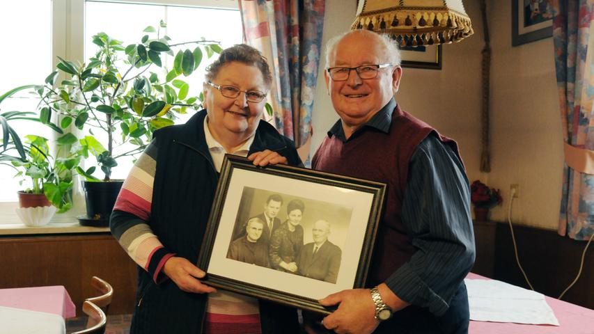 Das Familienunternehmen ging im Jahr 1966 auf Heinrich Friedel und seine Frau Anne-Marie über, der große Moment wurde damals im Bild festgehalten. Das Foto sowie das Familienwappen hängen in der Gastwirtschaft in Schnaid.