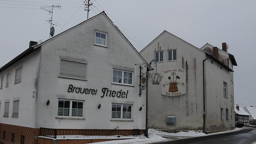 In dem Vorderhaus befinden sich die Wohnräume der Friedels und eine Gaststätte, die „Schnaader Krone”, im Hinterhaus die Brauerei, die sich über drei Stockwerke erstreckt.