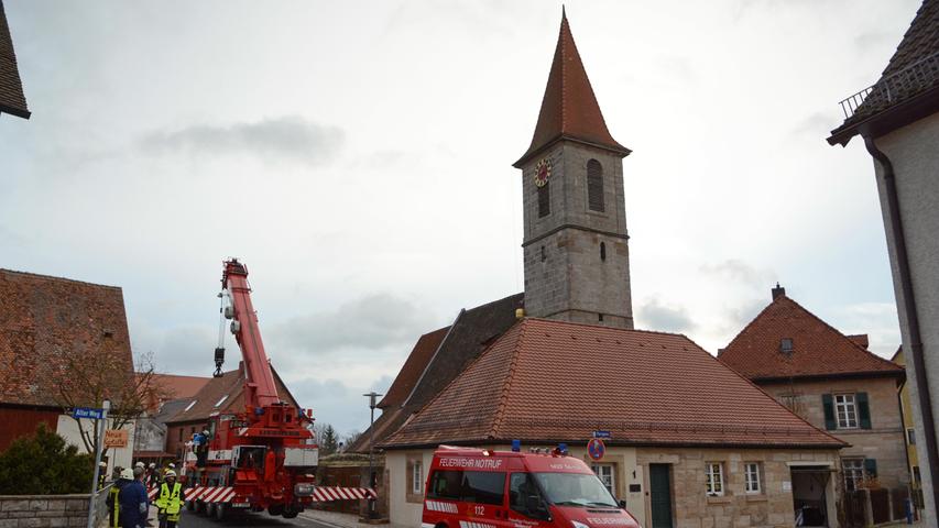 Orkan fegt Wetterhahn von Seukendorfer Kirche