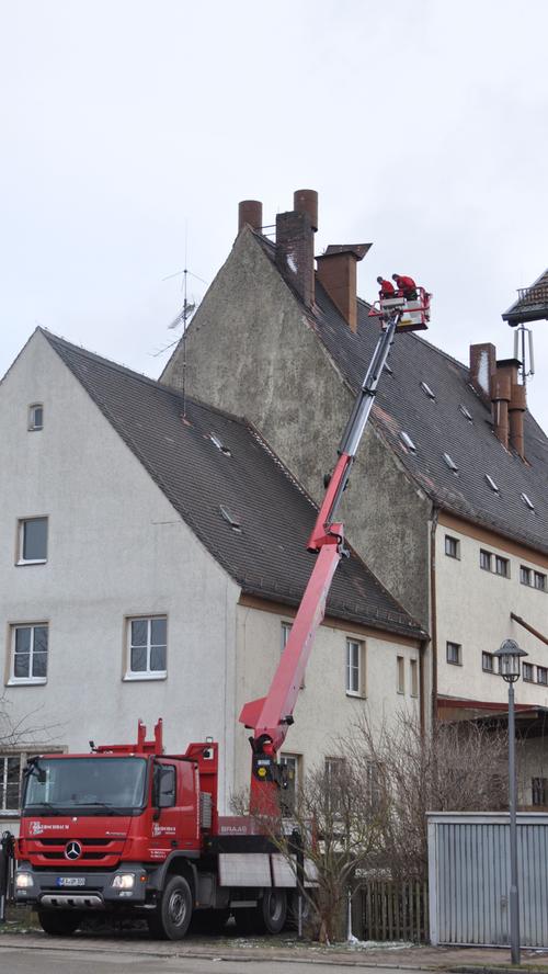 In Steinach bei Bad Windsheim waren Kamin und Dach eines Hauses nahe des Bahnhofs beschädigt worden und drohten herabzustürzen.