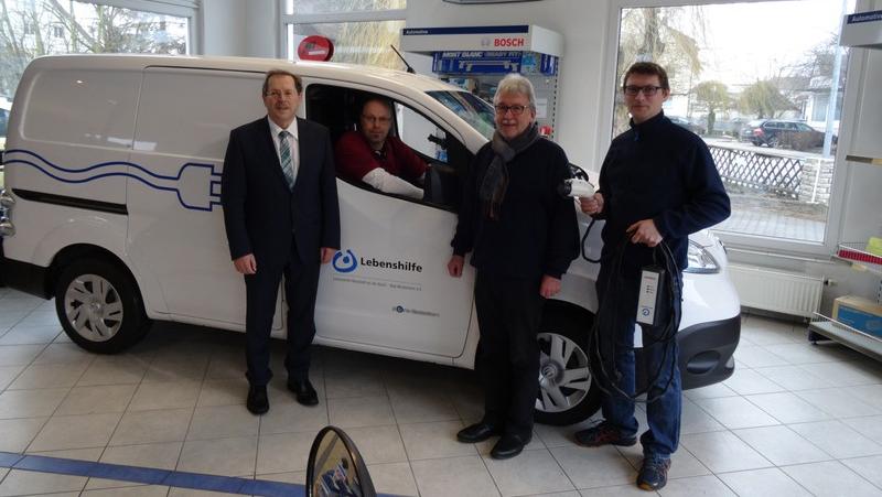 Vorsitzender Hans Herold übergab das Elektroauto Küchenchef Reinhardt Bub zusammen mit Geschäftsführer Günther Ostertag und Holger Hufnagel (v. l.) vom Autohaus Hufnagel in Bad Windsheim.