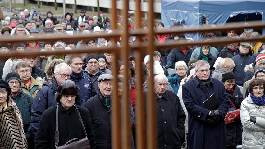 Solidarität für all jene, die wegen ihres Glaubens verfolgt werden: Rund 200 Menschen haben sich am Samstagnachmittag auf dem Nürnberger Kornmarkt versammelt, um für mehr Religionsfreiheit weltweit zu demonstrieren.
