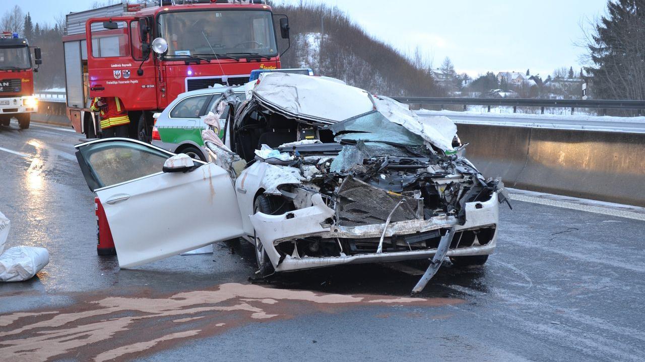 Der Beifahrer des BMW erlitt bei dem Unfall auf der A9 nahe Pegnitz schwere Kopfverletzungen.
