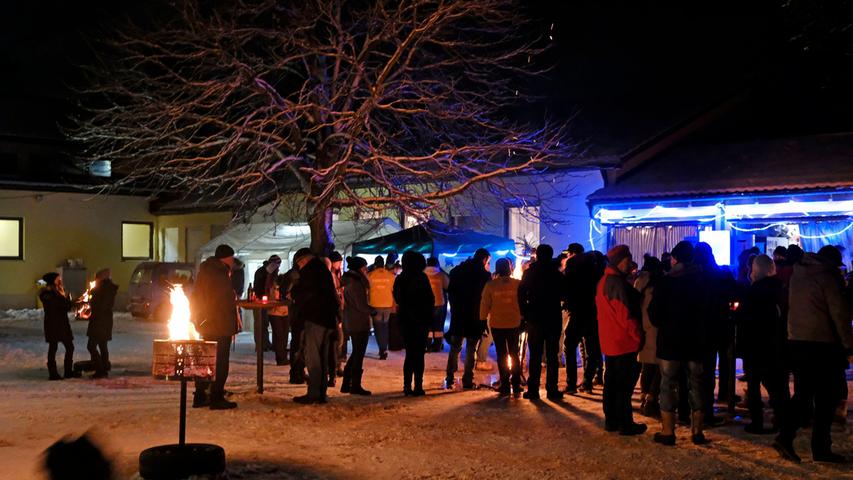 So geht Winter: Neumarkter feiern Schneebar Partys in der Hasenheide