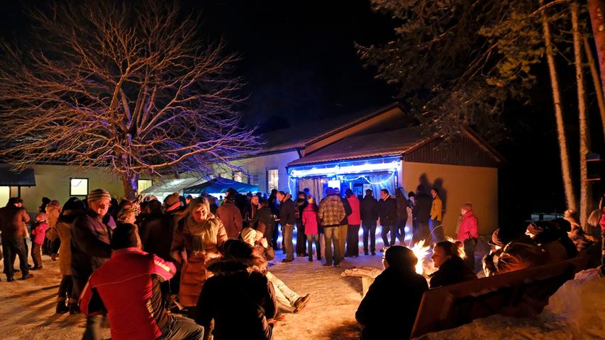 So geht Winter: Neumarkter feiern Schneebar Partys in der Hasenheide