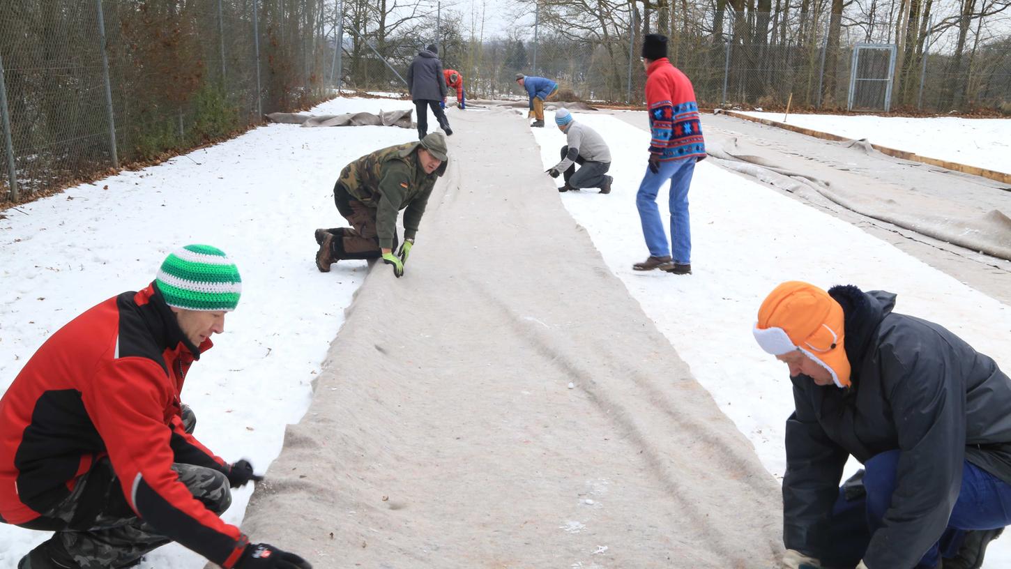 Die Pinzberger Wintersport- und Wanderfreunde rüsten sich für die jährliche Meisterschaft im Eisstockschießen.
