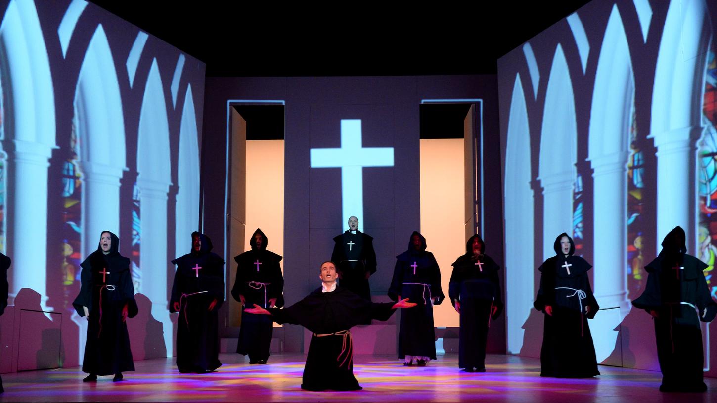 Luther - ein Mann voller Schaffenskraft und Mission: Sein Leben wird im Staatstheater Fürth als Musical unter dem Titel ""Luther – Rebell Gottes" aufgeführt. Luther - ein Mann voller Schaffenskraft und Mission: Sein Leben wird im Staatstheater Fürth als Musical unter dem Titel ""Luther – Rebell Gottes" aufgeführt.