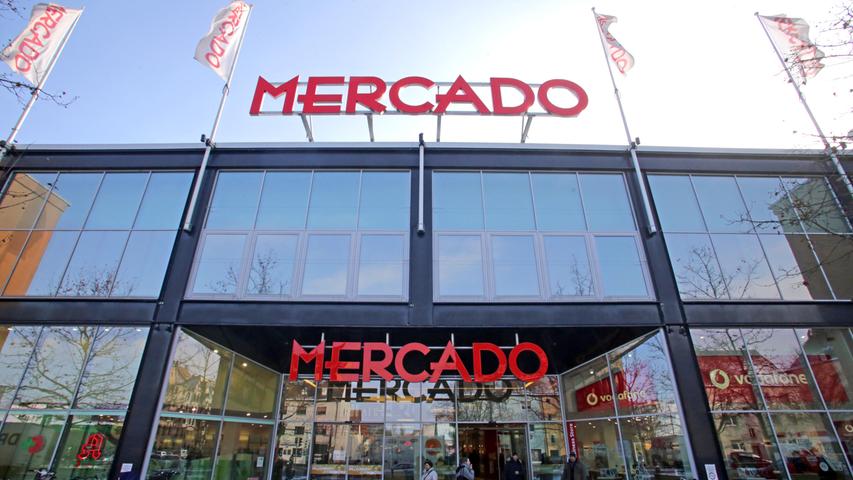 Das Mercado ist ein Shoppingcenter in Schoppershof, seine Kunden kommen aus der ganzen Stadt - und von weiter her. Wir haben uns im und vor allem auch unter dem Einkaufstempel umgesehen.