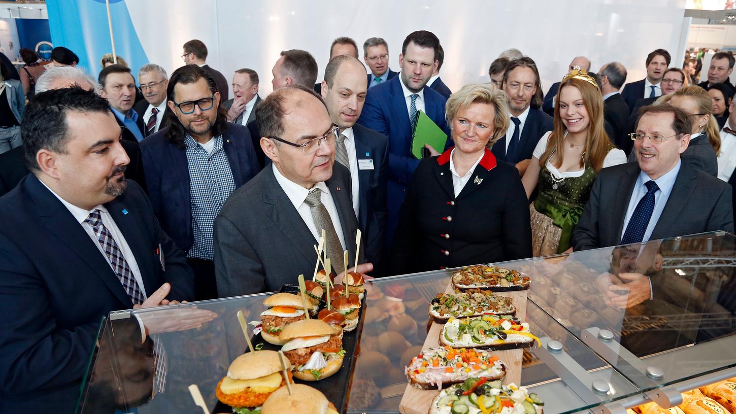 Burger liegen noch immer voll im Trend. Da wird auch Bundeslandwirtschaftsminister Christian Schmidt (Mitte vorne) schwach.