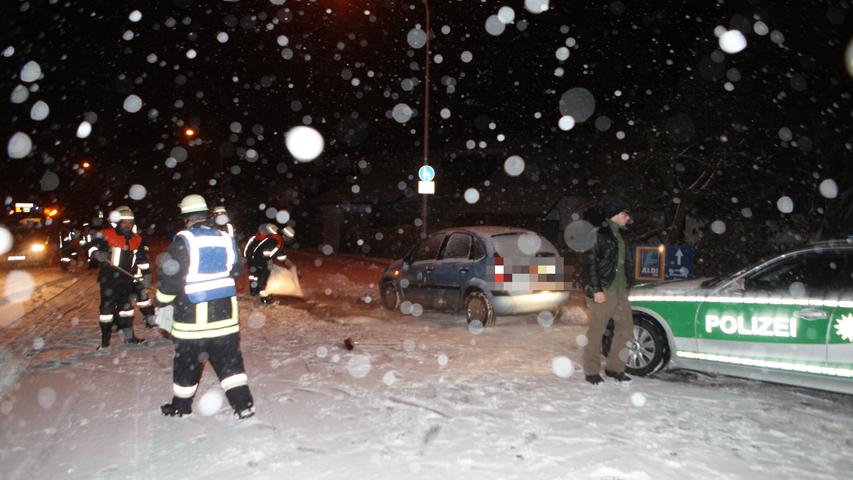 In der Nacht auf Sonntag ereigneten sich im Stadtgebiet Ansbach bei starkem Schneefall zwei Verkehrsunfälle. Wegen der glatten Fahrbahn fuhr eine 18-Jährige mit ihrem Citroen über eine Verkehrsinsel. Dabei riss der Tank des Wagens auf.