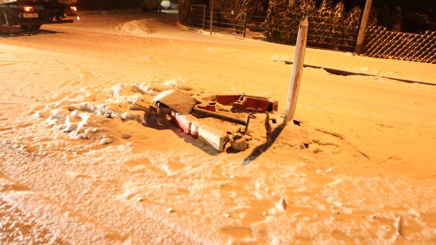 In der Nacht auf Sonntag ereigneten sich im Stadtgebiet Ansbach bei starkem Schneefall zwei Verkehrsunfälle. Wegen der glatten Fahrbahn fuhr eine 18-Jährige mit ihrem Citroen über eine Verkehrsinsel. Dabei riss der Tank des Wagens auf.