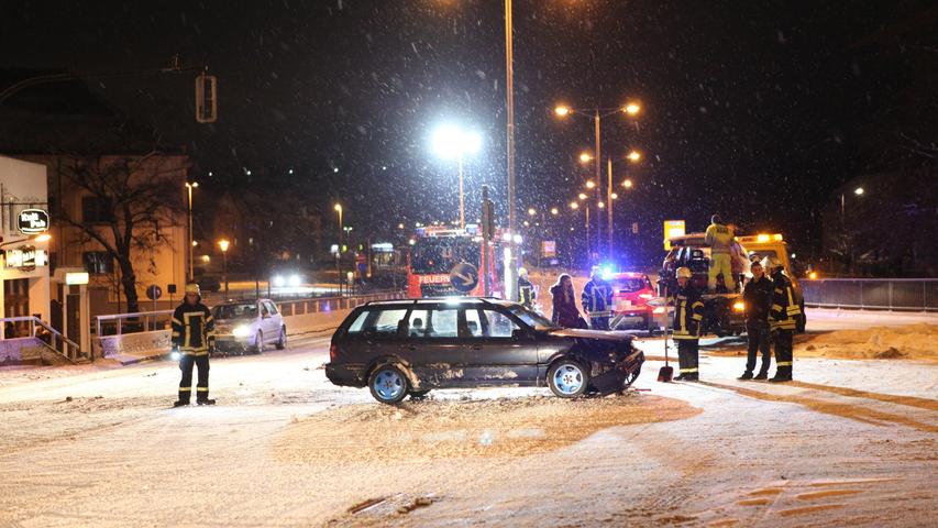 In der Nacht auf Sonntag ereigneten sich im Stadtgebiet Ansbach zwei Verkehrsunfälle. An der Kreuzung Residenzstraße/Promenade stießen gegen 2.30 Uhr ein Opel und ein VW Passat zusammen. Verletzt wurde niemand.