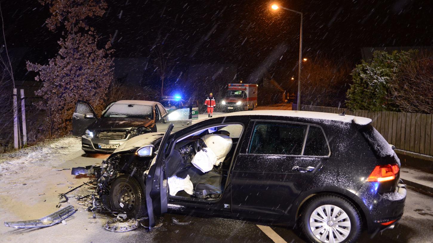 Unfall in Kraftshof: VW Golf kracht frontal in Mercedes