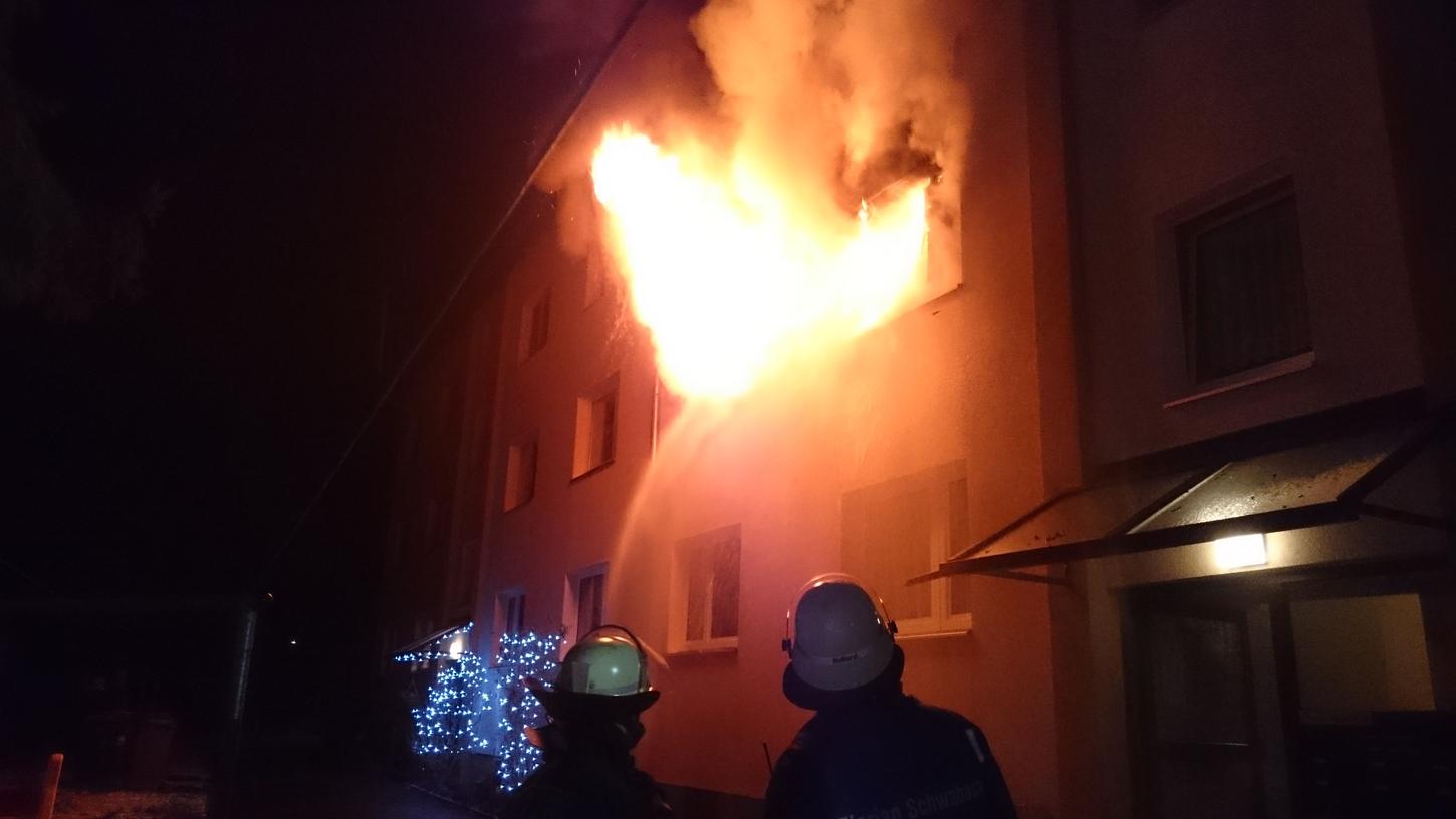 Die Flammen schlagen lichterloh aus den Fenstern des Schwabacher Wohnhauses.