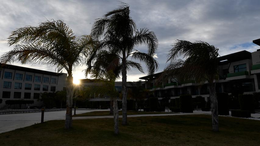 Die Palmen und die langsam hinter der Hotelanlage verschwindende Abendsonne laden zum Spaziergang - oder auch der ein oder anderen Konditionslauf-Einheit - ein.