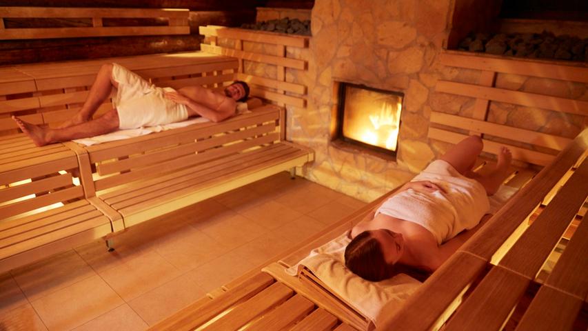 Schwitzen statt Bibbern: In der Sauna des Königsbads Forchheim können Verfrorene der Kälte entfliehen. Wer es action-reicher mag, erklimmt die Treppen zu den Rutschen - dabei wird's letztendlich auch warm.