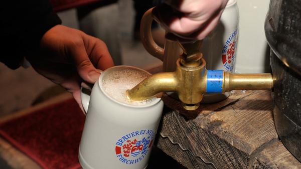 Die Gäste haben im Kellerwald die Auswahl zwischen 24 Kellern. Eine kleine Info zur Aufklärung der Auswärtigen: Der gemeine Franke sitzt zwar nicht im Biergarten, aber auch auf gar keinen Fall "im Keller". Wir konsumieren unser Bier "auf dem Keller". Das kommt daher: Früher lagerten die Brauer ihr Bier in kühlen Felsengängen. Damit es auf dem Weg zum Gast nicht wieder aufwärmt, trank man es im Sommer direkt oben auf den Kellern.