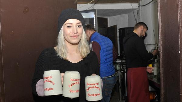 Inzwischen sparen sich viele den Weg nach Unterweilersbach und pilgern direkt zum Keller ihrer Wahl. Dort wird das kühle Bier in Steinkrügen serviert. Obacht: Der Kellner sieht dadurch nicht, ob das Bier alle ist oder nicht. Trick 17: Wenn der Krug leer ist, legt man ihn auf die Seite.