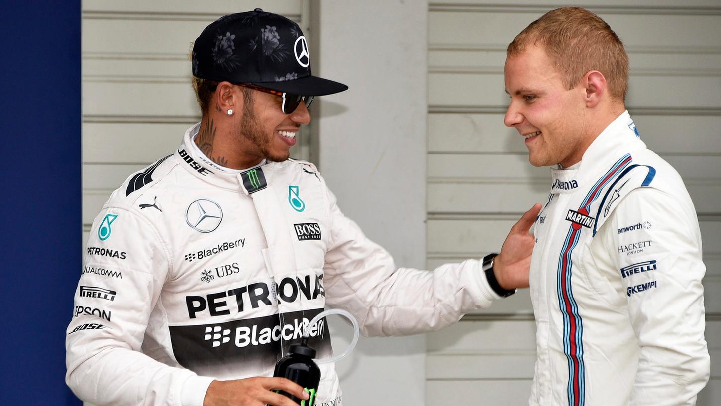 Valtteri Bottas (re.) wird zur kommenden Formel-1-Saison Teamkollege von Lewis Hamilton (li.) bei Mercedes.
