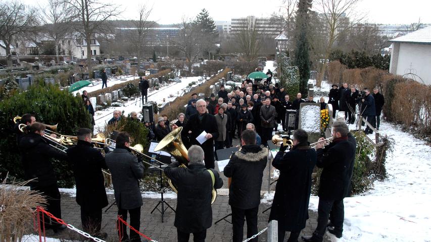 Musiker der Schaeffler-Bigband unter der Leitung von Peter Wirkner sorgten für den passenden musikalischen Rahmen. Im Hintergrund sind die Schaeffler-Werke zu erkennen.