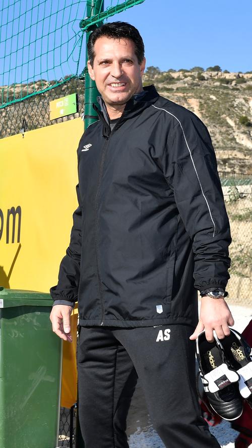 Ihn wollen sie hier an der Costa Blanca begeistern: Club-Cheftrainer Alois Schwartz, der vom Wetter sichtlich angetan ist und lässig nachfragt: "Lässt sich aushalten hier, oder?"