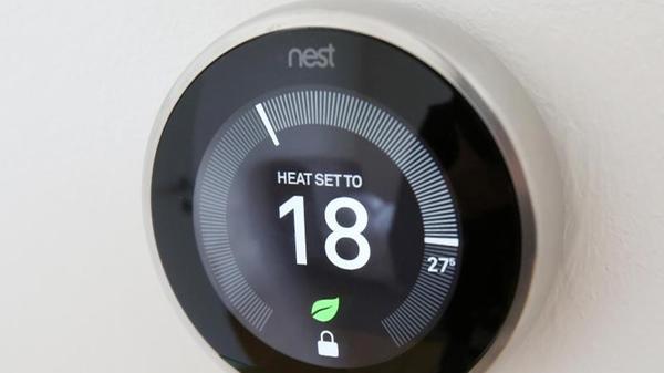 Wer beim Aufstehen oder beim Nachhausekommen nicht frieren will, kann sich ein elektronisches Thermostat zulegen. Damit können die Betriebszeiten der Heizung genau nach Bedarf angepasst werden. Pro Jahr vermindert man damit den Ausstoß von CO2 um durchschnittlich 540 kg.