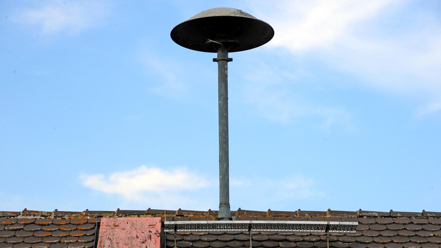 Die alten "Pilze" haben ausgedient. Die Stadt Nürnberg will neue elektrische Sirenen installieren, die die Bevölkerung besser warnen sollen.