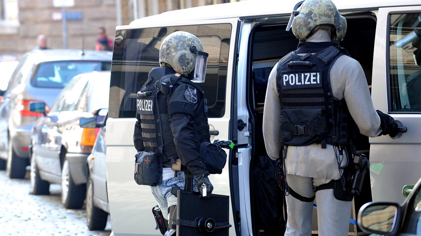 SEK-Kräfte waren am Montagabend in Dentlein am Forst im Einsatz, um die Hausdurchsuchung abzusichern (Symbolbild).