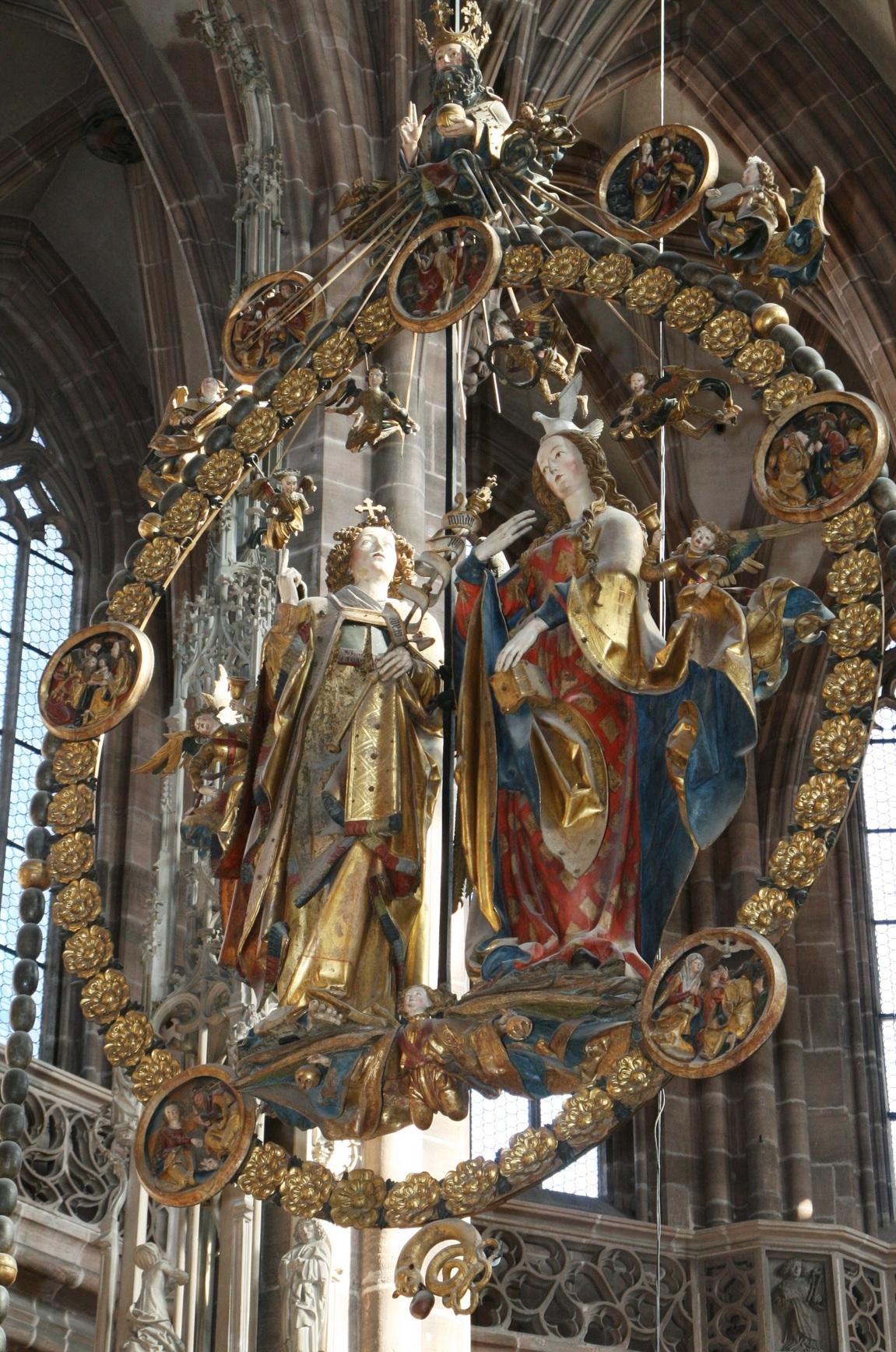 Der Engelsgruß von Veit Stoß, eines der bekanntesten Kunstwerke der Stadt, ist unvollständig – wegen eines kaputten Seils. Dahinter steckt folgende Geschichte: Auf Druck der bayerischen Machthaber wurde der Engelsgruß 1811 in der Lorenzkirche abgenommen und hing zunächst in der königlichen Galerie auf der Kaiserburg, später in der Burgkapelle und im Chor der Frauenkirche. Im März 1817 kehrte er schließlich in die Lorenzkirche zurück, weil die mächtige Schnitzerei an den anderen Orten zu wuchtig wirkte. Das Problem: Die Kette, an der sie ursprünglich gehangen hatte, gab es nicht mehr. Stattdessen kam ein alter Strick zum Einsatz, wahrscheinlich ein angewetztes Läuteseil. Am 2. April riss der Strick und das rund 450 Kilo schwere Schnitzwerk zerschellte am Boden in unzählige Bruchteile. Das Christuskind auf dem Zepter des Erzengels Gabriel ging dabei unwiderbringlich verloren.