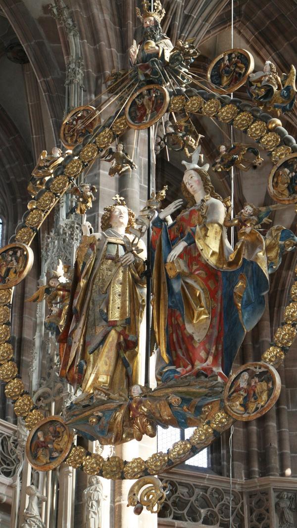 Der Engelsgruß von Veit Stoß, eines der bekanntesten Kunstwerke der Stadt, ist unvollständig – wegen eines kaputten Seils. Dahinter steckt folgende Geschichte: Auf Druck der bayerischen Machthaber wurde der Engelsgruß 1811 in der Lorenzkirche abgenommen und hing zunächst in der königlichen Galerie auf der Kaiserburg, später in der Burgkapelle und im Chor der Frauenkirche. Im März 1817 kehrte er schließlich in die Lorenzkirche zurück, weil die mächtige Schnitzerei an den anderen Orten zu wuchtig wirkte. Das Problem: Die Kette, an der sie ursprünglich gehangen hatte, gab es nicht mehr. Stattdessen kam ein alter Strick zum Einsatz, wahrscheinlich ein angewetztes Läuteseil. Am 2. April riss der Strick und das rund 450 Kilo schwere Schnitzwerk zerschellte am Boden in unzählige Bruchteile. Das Christuskind auf dem Zepter des Erzengels Gabriel ging dabei unwiderbringlich verloren.