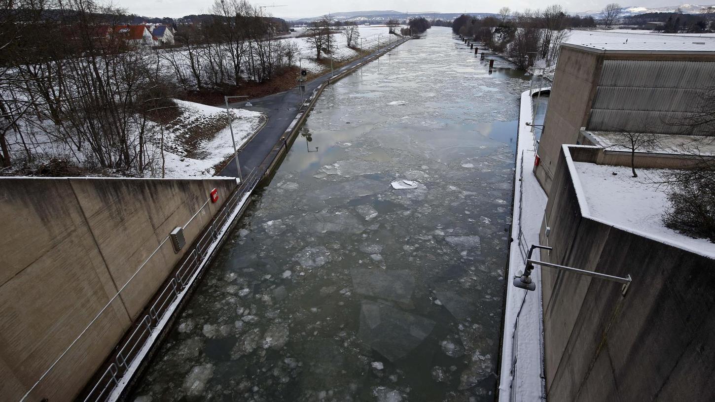 Eisbrecher bahnen den Weg durch den Main-Donau-Kanal