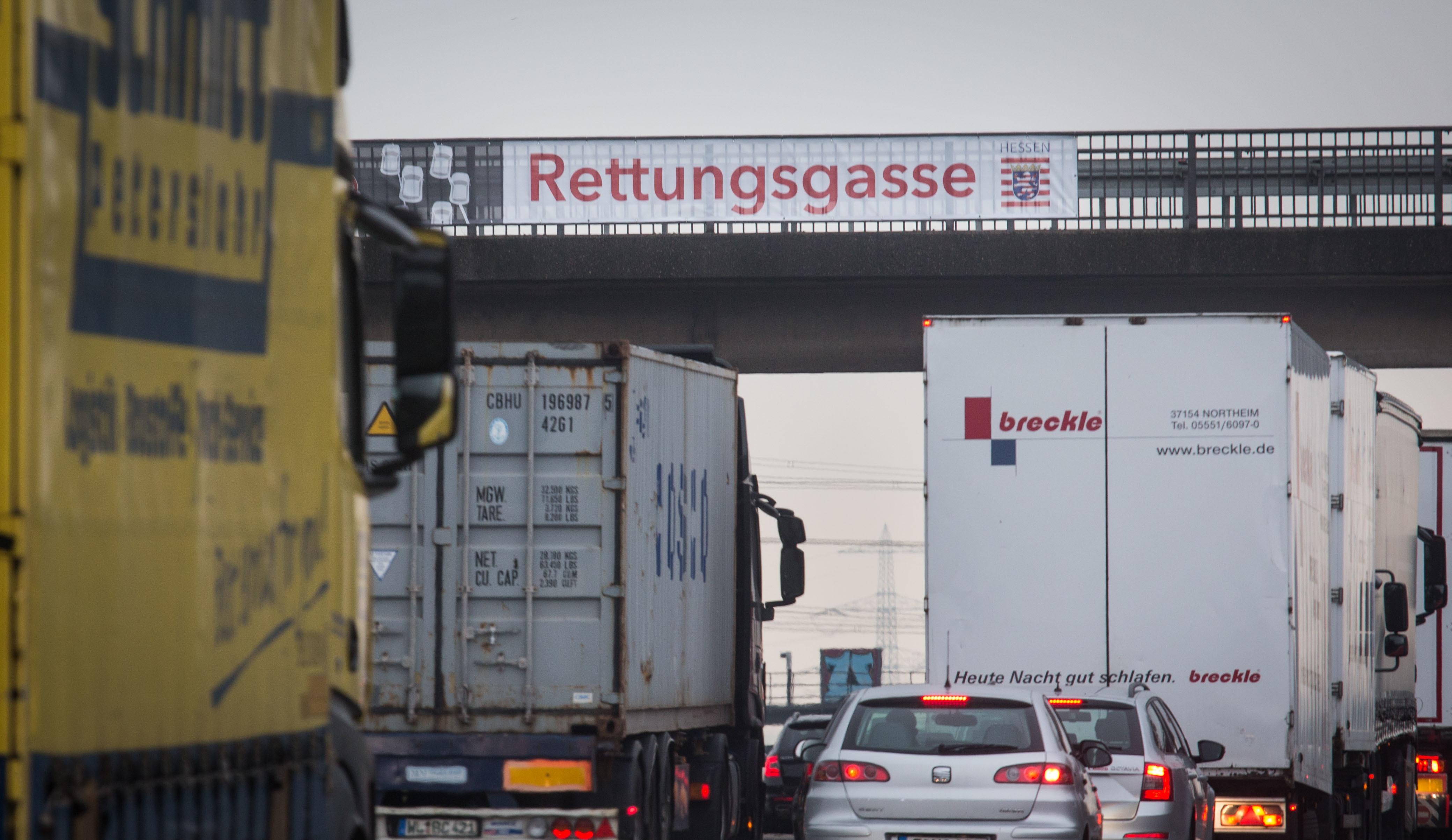 Auf keinen Fall erst, wenn man das Blaulicht im Rückspiegel sieht und das Martinshorn ertönt. Dann ist es oft schon zu spät. Die Fahrzeuge stehen zu eng und können kaum mehr rangieren. Bis Ende 2016 war es nach Paragraf 11 der Straßenverkehrsordnung vorgeschrieben, eine Rettungsgasse zu bilden, sobald der Verkehr stockt. Zum 14. Dezember 2016 wurde das präzisiert: Seither muss man eine Rettungsgasse bilden, sobald die Fahrzeuge sich nur noch mit Schrittgeschwindigkeit vorwärtsbewegen.