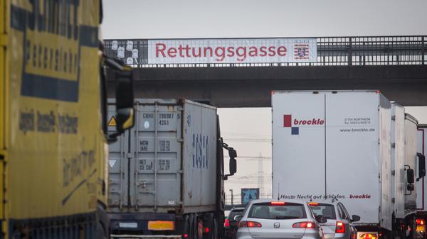 Auf keinen Fall erst, wenn man das Blaulicht im Rückspiegel sieht und das Martinshorn ertönt. Dann ist es oft schon zu spät. Die Fahrzeuge stehen zu eng und können kaum mehr rangieren. Bis Ende 2016 war es nach Paragraf 11 der Straßenverkehrsordnung vorgeschrieben, eine Rettungsgasse zu bilden, sobald der Verkehr stockt. Zum 14. Dezember 2016 wurde das präzisiert: Seither muss man eine Rettungsgasse bilden, sobald die Fahrzeuge sich nur noch mit Schrittgeschwindigkeit vorwärtsbewegen.