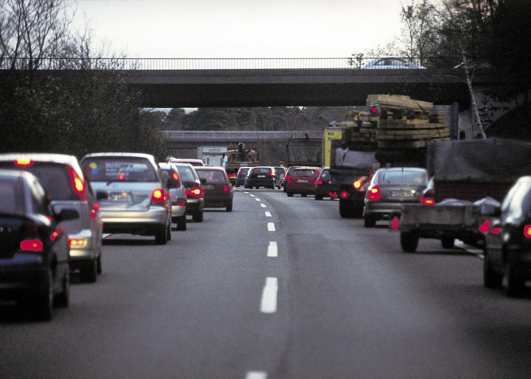 Viele fordern, Einsatzfahrzeuge häufiger mit Kameras auszustatten, um die Blockierer belangen zu können. "Es ist rechtlich aber sehr schwierig, einfach alle Fahrzeuge anlassunabhängig aufzunehmen", meint Ministeriumssprecher Siefener. Feuerwehrkommandant Zahn wünscht sich eine Rückkehr der Fernsehsendung "Der 7. Sinn", in der 1966 bis 2005 wöchentlich Filme zur Verkehrserziehung gezeigt wurden. "Außerdem könnte man solche Filme auch in die Fernsehwerbung einbetten", appelliert Zahn.