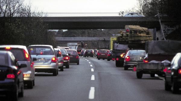 Viele fordern, Einsatzfahrzeuge häufiger mit Kameras auszustatten, um die Blockierer belangen zu können. "Es ist rechtlich aber sehr schwierig, einfach alle Fahrzeuge anlassunabhängig aufzunehmen", meint Ministeriumssprecher Siefener. Feuerwehrkommandant Zahn wünscht sich eine Rückkehr der Fernsehsendung "Der 7. Sinn", in der 1966 bis 2005 wöchentlich Filme zur Verkehrserziehung gezeigt wurden. "Außerdem könnte man solche Filme auch in die Fernsehwerbung einbetten", appelliert Zahn.