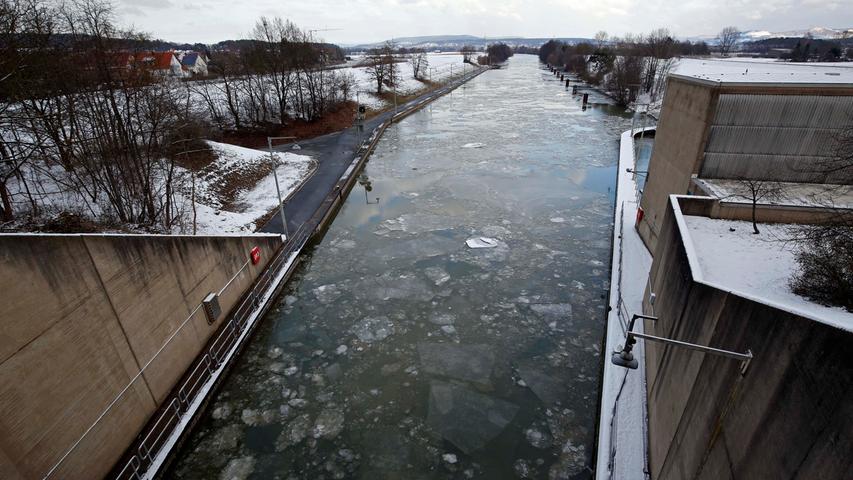 Dicke Eisschollen schwimmen auf dem Main-Donau-Kanal