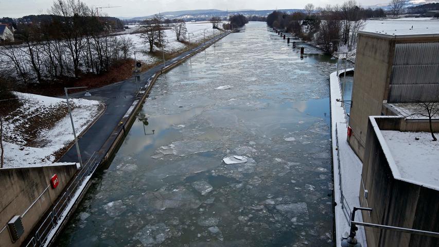 Dicke Eisschollen schwimmen auf dem Main-Donau-Kanal