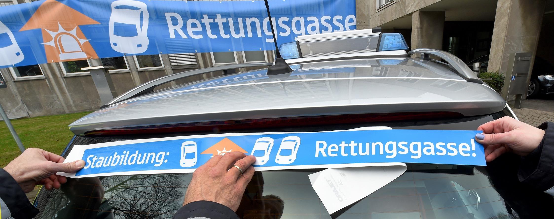 Bisher geschieht das nur sehr selten. "Wir haben keine Zeit, uns auf der Anfahrt noch die Kennzeichen zu notieren", sagen Feuerwehr und Polizei im Einklang. "Es kann aber jeder Autofahrer selbst ein solches Fehlverhalten anzeigen", meint Polizeisprecher Christian Daßler. Dann gebe es ein kurzes Zeugengespräch und der Bußgeldbescheid werde verschickt.