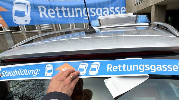 Bisher geschieht das nur sehr selten. "Wir haben keine Zeit, uns auf der Anfahrt noch die Kennzeichen zu notieren", sagen Feuerwehr und Polizei im Einklang. "Es kann aber jeder Autofahrer selbst ein solches Fehlverhalten anzeigen", meint Polizeisprecher Christian Daßler. Dann gebe es ein kurzes Zeugengespräch und der Bußgeldbescheid werde verschickt.