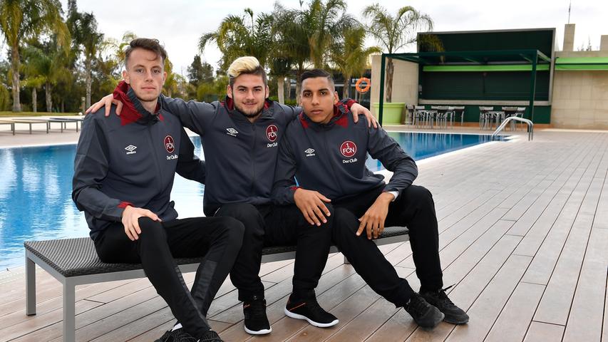 Nach dem Training lassen die drei U21-Spieler Steffen Eder, Dominic Baumann und Abdelhamid Sabiri noch am Pool die Seele baumeln. Baden ist am Dienstag aber nicht drin, wie man an der Kleidung der drei Youngster sieht.