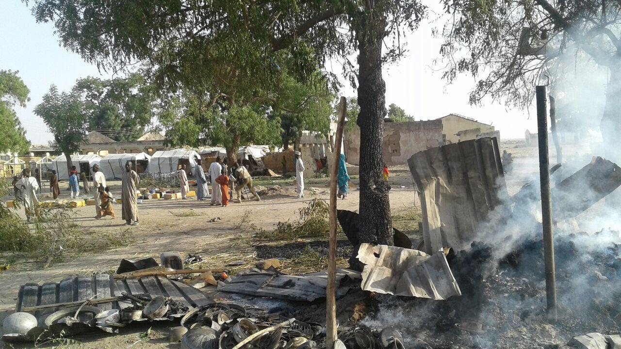 Rauchende Trümmer, Tote und Verletzt: Das nigerianische Militär hat statt einer Versammlung von Islamisten ein Flüchtlingslager angegriffen.