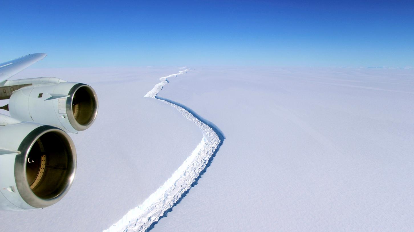 Eine britische Forschungsstation in der Antarktis muss vorübergehend schließen, weil sich in ihrer Umgebung Risse im Eis auftun.