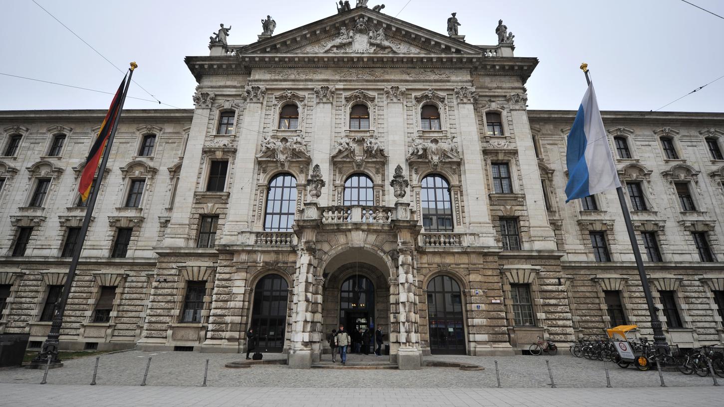 Vor dem Oberlandesgericht München fordert eine Frau 160.000 Euro Schmerzensgeld von dem Mann, der sie mit HIV angesteckt haben soll.